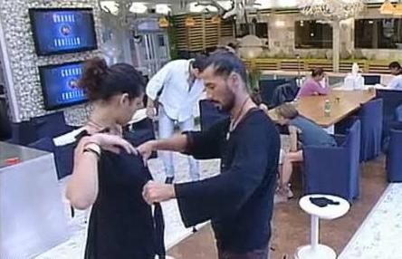 GRANDE FRATELLO: CARMELA NON ACCETTA IL ‘SOTTO IL VESTITO NIENTE’ DI GIANLUCA, LICANTROPO FASHION