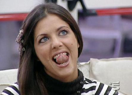 GF9 – ATTO IX, GLI ITALIANI NON SI LASCIANO COMMUOVERE DAL SUO VITTIMISMO: FUORI CLAUDIA