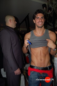 UOMINI E DONNE: CRISTIAN GALLELLA LASCIA IL TRONO… E LE CORTEGGIATRICI VENGONO ALLE MANI