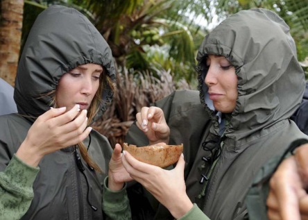 ISOLA DEI FAMOSI 6 / ATTO VI: LE GEMELLE “CASCELLA” SOLE CONTRO CAYO PALOMA. RIUSCIRA’ LA MATRIGNA DE BLANCK A FERMARE LE MEFISTOFELICHE GESTA?
