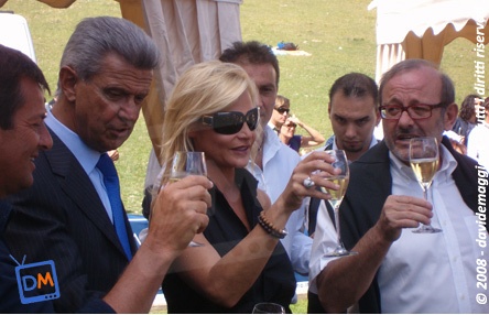 ISOLA DEI FAMOSI 2008: A MOLVENO, TUTTI PAZZI PER LA MONA