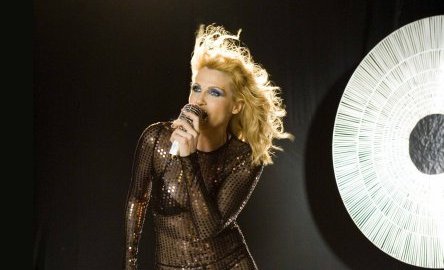 LORELLA CUCCARINI SMENTISCE DIVA E DONNA E PREPARA UN PILOT PER LA PRIMA SERATA