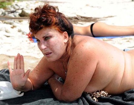 ISOLA DEI FAMOSI 6: LA DE BLANCK STRINGE AMICIZIA CON LE GEMELLE “CASCELLA”