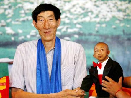 Bao Xishun (uomo vivente più alto del mondo) e He Pingping (uomo più piccolo del mondo) @ Davide Maggio .it