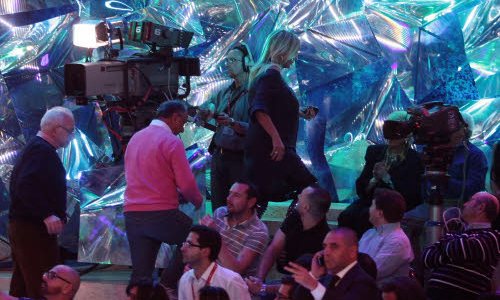 ISOLA DEI FAMOSI: BUSI LASCIA I SELVAGGI CONAUFRAGHI E TORNA ALLE SUDATE CARTE. I SUOI ATTACCHI FANNO INFURIARE LA VENIER CHE LASCIA LO STUDIO