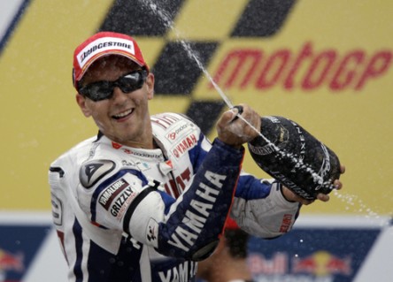 ASCOLTI TV DI DOMENICA 30 AGOSTO: IL MOTOGP VINCE LA SERATA CON OLTRE 4 MILIONI (21.7%). SISTER ACT (19%) STACCA I CESARONI (12%). 6 MILIONI E MEZZO PER LA F1