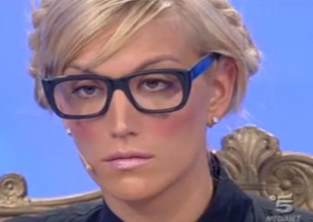 LA PRINCIPESSA CADE DAL TRONO: MARIA DE FILIPPI, IMBUFALITA COME NON MAI, SMASCHERA E CACCIA UN’ALTRA FURBA ALLA SUA CORTE (VIDEO)