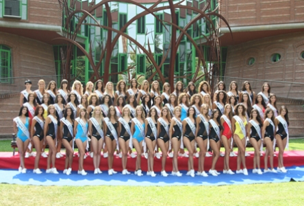 MISS ITALIA 2009: ECCO NEL DETTAGLIO IL PROGRAMMA DELLA KERMESSE. FEDERICA PELLEGRINI INCORONERA’ LA MISS, PARIS HILTON OSPITE NELLA PRIMA SERATA. UN TITOLO ASSEGNATO IN OGNI PUNTATA