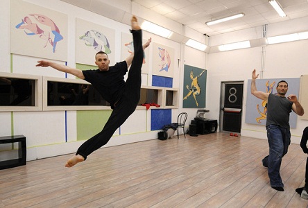 LEON CINO: DA “AMICO” DELLA DE FILIPPI A DISOCCUPATO ALLA RICERCA DI UN LAVORO