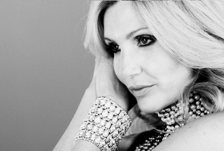 LORELLA CUCCARINI PRONTA A CELEBRARE I 25 ANNI DI CARRIERA CON UN NUOVO SHOW SULLA TV DI STATO