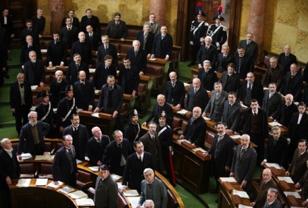 ASCOLTI TV DI DOMENICA 17 GENNAIO 2010: LO SCANDALO DELLA BANCA ROMANA VINCE LA SERATA (23.97%). SKY IN PRIME TIME (20.30 – 22.30) TOTALIZZA IL 4.72%.