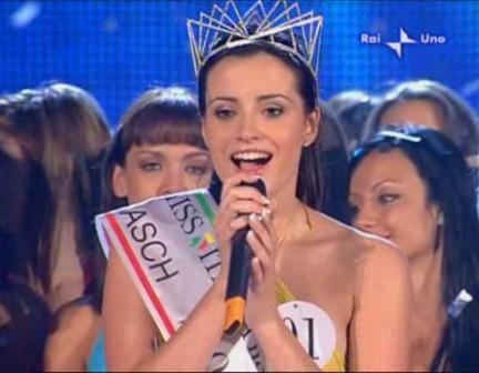 MISS ITALIA NEL MONDO 2009: TRA ZAVORRE E BACIAMANO, VINCE MISS MOLDAVIA, LA 19ENNE DIANA CURMEI