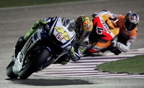 ASCOLTI TV DI DOMENICA 11 APRILE 2010: TUTTI PAZZI! QUELLI PER AMORE SU RAIUNO AL 17.98% e 20.78%; QUELLI PER L’ORO FANNO SPROFONDARE CANALE5 AL 12.46%. BOOM DI ITALIA1 COL MOTO GP IN PRIME TIME.