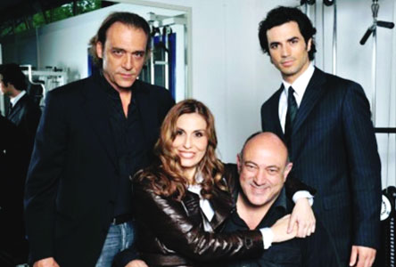 NEGLI OCCHI DELL’ASSASSINO: UN SERIAL KILLER E UN DETECTIVE TORMENTATO PER UN GIALLO CLASSICO DAI TONI NOIR