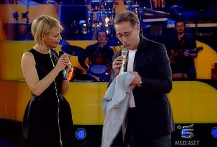 AMICI, CADUTE LE BARRIERE RAI-MEDIASET: PAOLO BONOLIS CONSEGNA IL DISCO DI PLATINO AI RAGAZZI E PRESENTA IL SUO FESTIVAL. JENNIFER E’ FUORI