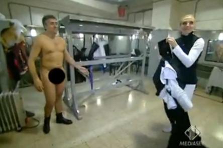 Le Iene: Pellizzari mostra il clarinetto a Lorella Cuccarini