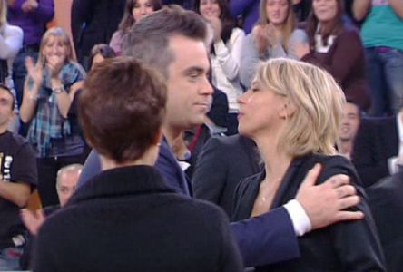AMICI: E’ DELIRIO PER ROBBIE WILLIAMS E PER IANCU BORCHIATO. VITTORIA AL SOLE. STEFANO MANTIENE MIRACOLOSAMENTE IL BANCO