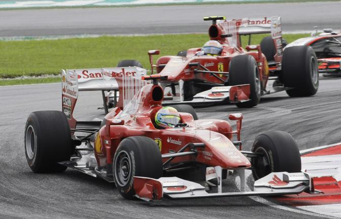 ASCOLTI TV DOMENICA 4 APRILE 2010: POCHI PAZZI PER AMORE (17.58% – 20.51%). VINCE IL 7 E L’8 (22.32%). MALE LE FERRARI BENE LO SHARE DELLA FORMULA1 (44.80%). SENZA CONCORRENZA BAUDO FA IL 17.64%