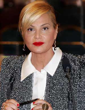 ISOLA DEI FAMOSI, SIMONA VENTURA SHOCK ALLA PRESENTAZIONE DEL REALITY: “IO HO SALVATO SANREMO”.