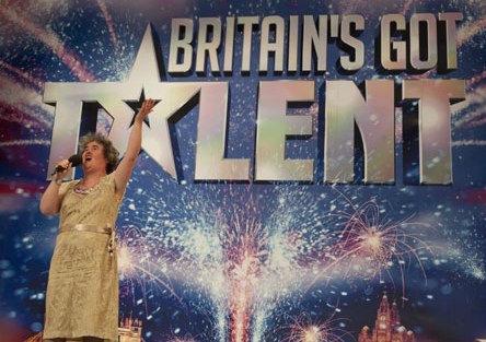 SUSAN BOYLE: LA FAVOLA DELLA CASALINGA BRUTTINA CHE CERCAVA UN RISCATTO. E DIVENNE VITTIMA