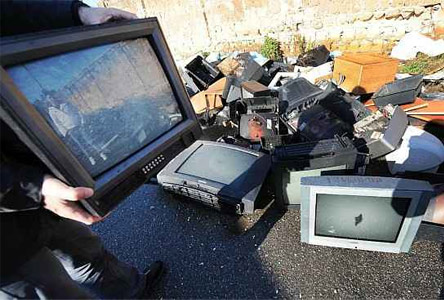 UN TEMPO SI LANCIAVANO DAI BALCONI LE LAVATRICI, ADESSO SI EVOLVONO ANCHE I RIFIUTI: A NAPOLI, CAUSA SWITCH OFF, CENTINAIA DI TUBI CATODICI IN STRADA