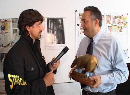 TAPIRO D’ORO A CLAUDIO BRACHINO: STASERA A STRISCIA LA NOTIZIA, CALZINI TURCHESI PER TUTTI!