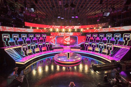 BOOM! COME DM ANTICIPATO ARRIVA “IL COLORE DEI SOLDI”. AMADEUS ALLA CONDUZIONE (VIDEO DELLA PRIMA PUNTATA INGLESE)