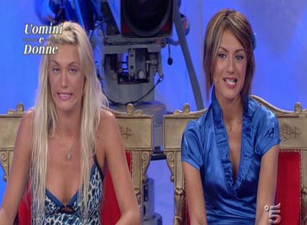 UOMINI E DONNE: LE TRONISTE SI BECCANO COME NELLA MIGLIORE TRADIZIONE (VIDEO)