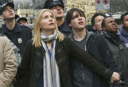 V – VISITORS: IL REMAKE DELLA SERIE CULT ANNI 80 ARRIVA SU JOI.