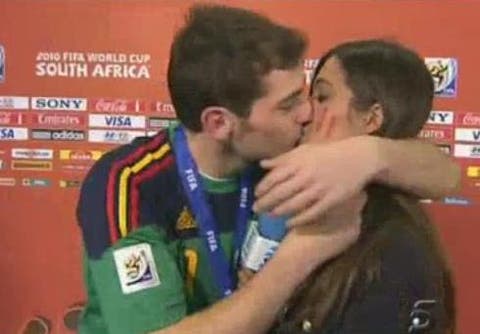 Bacio del capitano della Spagna, Iker Casillas, e della sua fidanzata, Sara Carbonero, in diretta tv su Telecinco