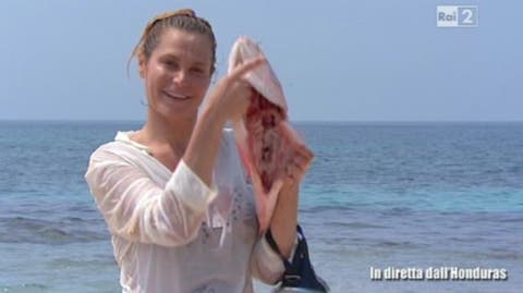 Simona Ventura con il pesce - Isola dei Famosi 8 - settima puntata