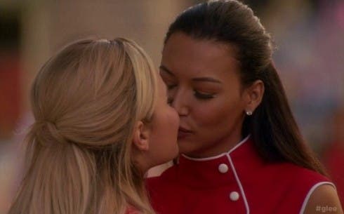 Glee 5 - Demi Lovato e Naya Rivera si baciano