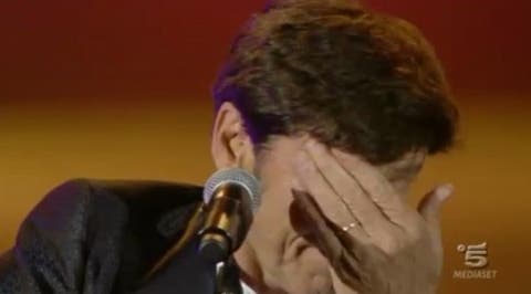 Gianni Morandi Live in Arena - Gianni Morandi piange