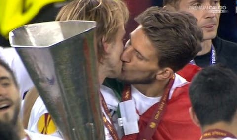 Bacio gay Europa League
