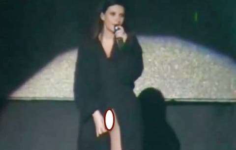 Laura Pausini senza mutande sul palco