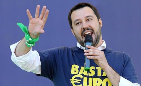 Matteo Salvini canta
