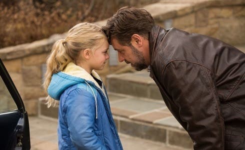 Kylie Rogers e Russell Crowe in Padri e Figlie