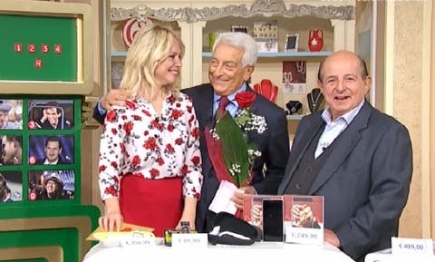 I Fatti Vostri - Michele Guardì dà una rosa rossa a Laura Forgia