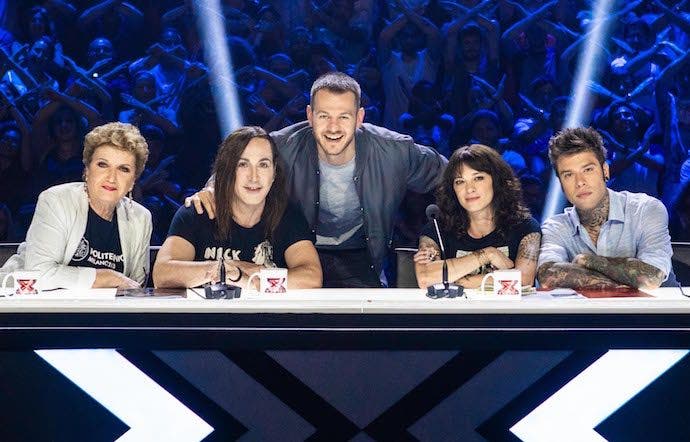 Alessandro Cattelan con la giuria di X Factor 2018