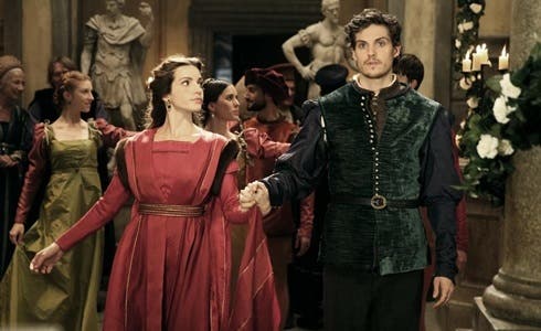 Aurora Ruffino e Daniel Sharman in I Medici - Lorenzo il Magnifico