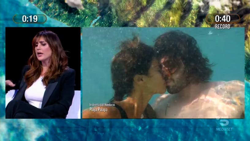 Cecilia guarda il bacio di Ignazio e Francesca - Isola dei Famosi 2021