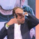 Massimiliano Ossini si taglia una ciocca di capelli in diretta