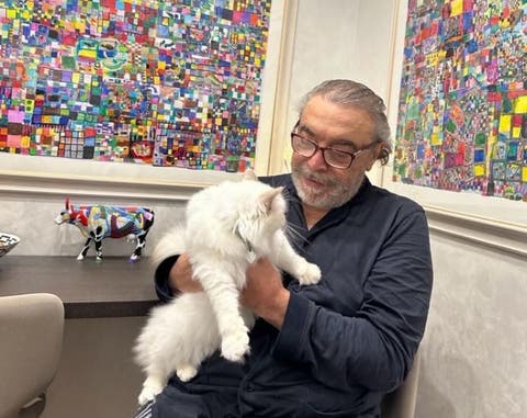 Nino Frassica con il gatto Hiro (IG Nino Frassica)